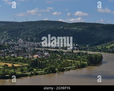 Luftaufnahme der Dörfer Filsen (vorne) und Boppard (hinten), gelegen am Rheinufer in Rheinland-Pfalz, Deutschland mit Wäldern und Hügeln. Stockfoto