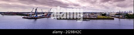 Hamburg, 22. Juli 2021: Hochauflösendes Panorama des Industriehafens mit dem Ölhafen, dem Containerhafen und dem Holzhafen Stockfoto
