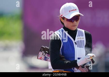 Tokio, Japan. Juli 2021. Wei Meng aus China tritt während der Qualifikation der Skeet-Frauen in Tokio 2020 am 25. Juli 2021 an. Quelle: Ju Huanzong/Xinhua/Alamy Live News Stockfoto