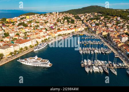 Luftaufnahme der Stadt Mali Losinj auf der Insel Losinj, der Adria in Kroatien Stockfoto