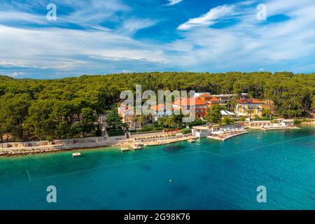 Luftaufnahme der Bucht von Čikat in der Nähe der Stadt Mali Losinj auf der Insel Losinj, der Adria in Kroatien Stockfoto