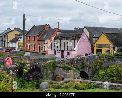 Doolin, Irland - 4. Juli 2021: Doolin-Dorf an der Westküste Irlands Stockfoto