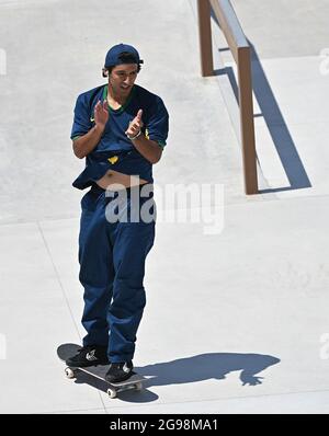 Tokio, Japan. Juli 2021. Kelvin Hoefler von Brasilien Gesten während Tokyo 2020 Männer Street Finale des Skateboardings im Ariake Urban Sports Park in Tokyo, Japan, 25. Juli 2021. Quelle: Xue Yubin/Xinhua/Alamy Live News Stockfoto