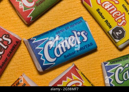 Houston, Texas USA 07-23-2021: Canels Kaugummipackungen mit verschiedenen Geschmacksrichtungen und Farben, locker im flachen Lay-Format verstreut. Stockfoto