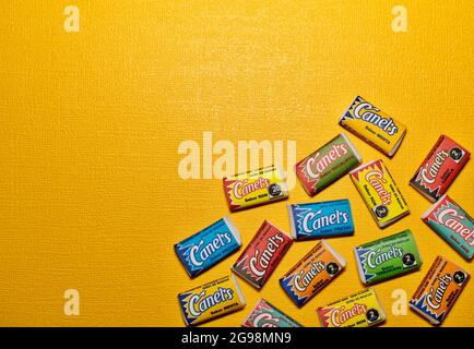 Houston, Texas USA 07-23-2021: Canels Kaugummipackungen mit verschiedenen Geschmacksrichtungen und Farben, locker in flachem Lay-Format mit Kopierraum verstreut. Stockfoto