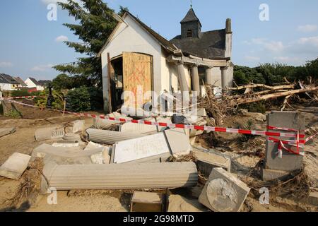 22. Juli 2021, Rheinland-Pfalz, Bad Neuenahr-Ahrweiler: Vor der alten Friedhofskapelle auf dem Ahrweiler Ahrtor-Friedhof liegt Schutt. Die Worte „No go“ wurden auf dem Eingang des schwer beschädigten Gebäudes mit Sprühnebel gestrichen. Die Reinigungsarbeiten im überfluteten Bereich sind in vollem Gange. Foto: Bodo Marks/dpa Stockfoto