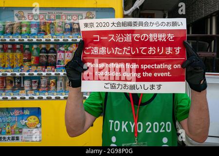 Tokio, Japan. 25. Juli 2021./während der Radsportfrauen bei den Olympischen Spielen. Am 52. Juli 2021 in Tokio JapanTokio, JAPAN - 25. JULI: Eine Japanerin mit einem Zeichen, dass die Einheimischen während des Wettkampfs beim Frauen-Straßenrennen während der Olympischen Spiele in Tokio 2020 auf dem Fuji International Speedway am 25. Juli 2021 in Tokio (Foto von Ronald Hoogendoorn/Orange Picics) nicht an Straßenrändern teilnehmen dürfen. NOCNSF Credit: Orange Pics BV/Alamy Live News Stockfoto