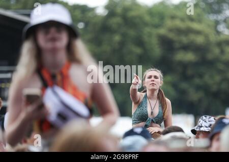 Sheffield, Großbritannien. Juli 2021. Festivalbesucher genießen die Musik am zweiten Tag des Tramlines Festivals Credit: News Images /Alamy Live News Stockfoto