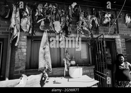 JOHANNESBURG, SÜDAFRIKA - 05. Jan 2021: Ein Markt für traditionelle Medizin in Johannesburg Stockfoto