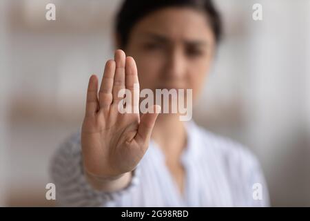 Nahaufnahme der indischen Frau mit Stop-Geste Stockfoto