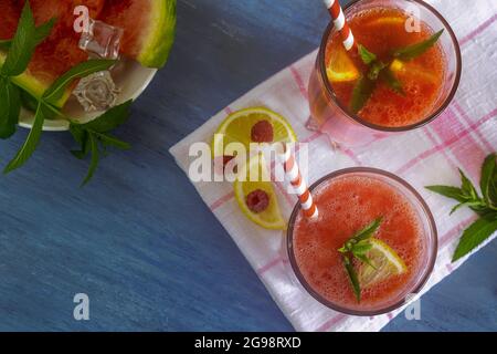 Wassermelonensaft in einem Glas mit Zitrone und Himbeeren. Stockfoto