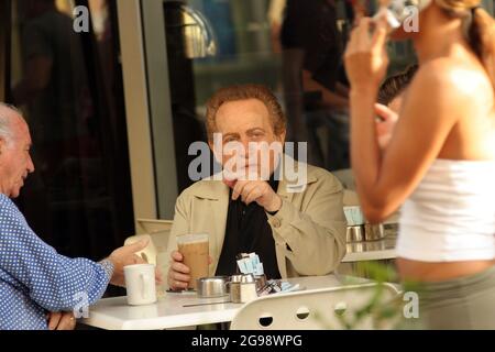 Miami Beach, USA. Januar 2006. MIAMI BEACH, FL - 09. JANUAR 2006: Komiker Jackie Mason auf der Lincoln Road. Am 09. Januar 2006 in Miami Beach, Florida. Personen: Jackie Mason Kredit: Storms Media Group/Alamy Live News Stockfoto