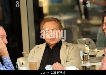 Miami Beach, USA. Januar 2006. MIAMI BEACH, FL - 09. JANUAR 2006: Komiker Jackie Mason auf der Lincoln Road. Am 09. Januar 2006 in Miami Beach, Florida. Personen: Jackie Mason Kredit: Storms Media Group/Alamy Live News Stockfoto
