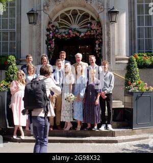 London, Greater London, England, 12 2021. Juni: Hochzeitsfeier vor dem Kensington and Chelsea Register Office, das sich im Chelsea Old Town Hall befindet Stockfoto