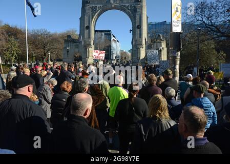 CHRISTCHURCH, NEUSEELAND, 24. JULI 2021; Menschen versammeln sich bei einer Protestkundgebung an der Brücke des Gedenkens in Christchurch. Aktivisten sprachen sich gegen eine verstärkte staatliche Kontrolle über Covid-Impfungen, Agrarsteuern und bürgerliche Freiheiten aus. Stockfoto