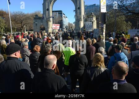 CHRISTCHURCH, NEUSEELAND, 24. JULI 2021; Menschen versammeln sich bei einer Protestkundgebung an der Brücke des Gedenkens in Christchurch. Aktivisten sprachen sich gegen eine verstärkte staatliche Kontrolle über Covid-Impfungen, Agrarsteuern und bürgerliche Freiheiten aus. Stockfoto