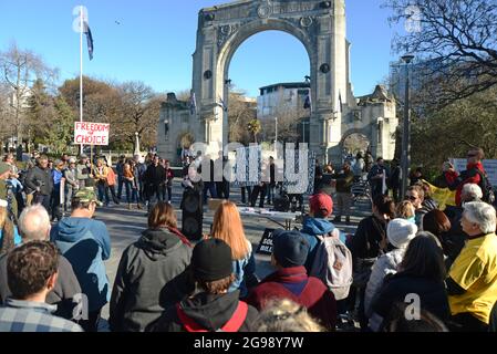 CHRISTCHURCH, NEUSEELAND, 24. JULI 2021; Menschen versammeln sich bei einer Protestkundgebung an der Brücke des Gedenkens in Christchurch. Aktivisten sprachen sich gegen eine verstärkte staatliche Kontrolle über Covid-Impfungen, Agrarsteuern und bürgerliche Freiheiten aus. Stockfoto