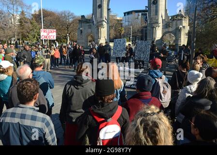 CHRISTCHURCH, NEUSEELAND, 24. JULI 2021; Menschen versammeln sich bei einer Protestkundgebung an der Brücke des Gedenkens in Christchurch. Aktivisten sprachen sich gegen eine verstärkte staatliche Kontrolle über Covid-Impfungen, Agrarsteuern und bürgerliche Freiheiten aus. Stockfoto