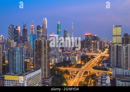 Guangzhou, China Juli 23,2021. Guangzhou Tianhe CBD, Luftaufnahmen von Guangzhou Stadtarchitektur, Nachtansicht. Stockfoto