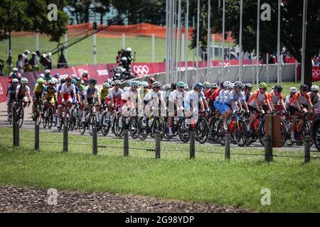 Shizuoka, Japan. Juli 2021. Radsportler fahren am 25. Juli 2021 während der Radrennen der Frauen bei den Olympischen Spielen 2020 in Tokio in Shizuoka, Japan. Quelle: Pan Yulong/Xinhua/Alamy Live News Stockfoto