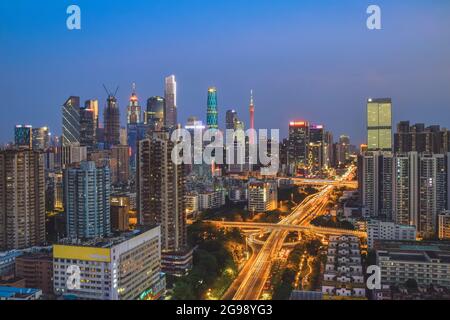 Guangzhou, China Juli 23,2021. Guangzhou Tianhe CBD, Luftaufnahmen von Guangzhou Stadtarchitektur, Nachtansicht. Stockfoto