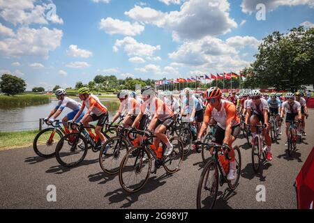 Shizuoka, Japan. Juli 2021. Radsportler fahren am 25. Juli 2021 während der Radrennen der Frauen bei den Olympischen Spielen 2020 in Tokio in Shizuoka, Japan. Quelle: Pan Yulong/Xinhua/Alamy Live News Stockfoto