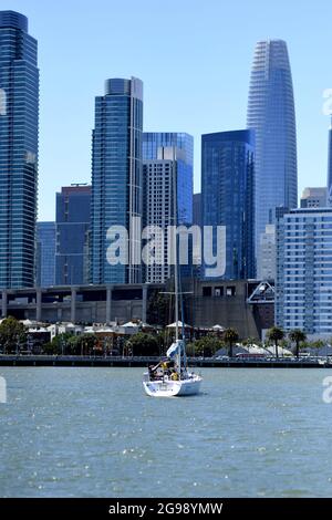 San Francisco, USA. Juli 2021. Ein Segelboot fährt in der San Francisco Bay Area, Kalifornien, USA, 24. Juli 2021. Quelle: Wu Xiaoling/Xinhua/Alamy Live News Stockfoto