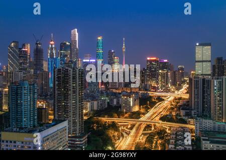 Guangzhou, China Juli 23,2021. Guangzhou Tianhe CBD, Luftaufnahmen von Guangzhou Stadtarchitektur, Nachtansicht. Stockfoto