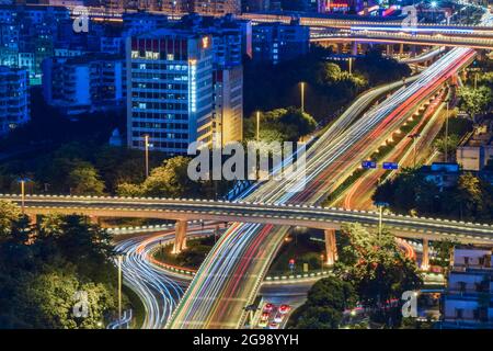 Guangzhou, China Juli 23,2021. Guangzhou Tianhe CBD, Luftaufnahmen von Guangzhou Stadtarchitektur, Nachtansicht. Stockfoto