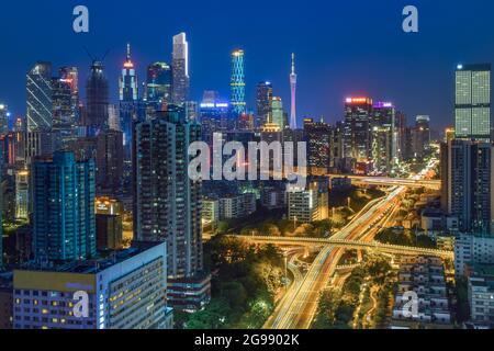 Guangzhou, China Juli 23,2021. Guangzhou Tianhe CBD, Luftaufnahmen von Guangzhou Stadtarchitektur, Nachtansicht. Stockfoto