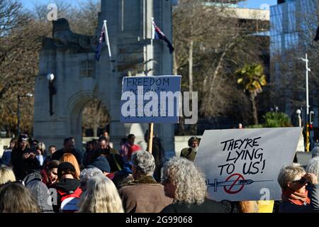 CHRISTCHURCH, NEUSEELAND, 24. JULI 2021; Menschen bei einer Protestkundgebung an der Bridge of Remembrance in Christchurch. Aktivisten sprachen sich gegen eine verstärkte staatliche Kontrolle über Covid-Impfungen, Agrarsteuern und bürgerliche Freiheiten aus. Stockfoto