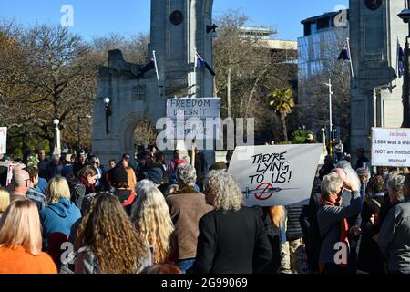 CHRISTCHURCH, NEUSEELAND, 24. JULI 2021; Menschen bei einer Protestkundgebung an der Bridge of Remembrance in Christchurch. Aktivisten sprachen sich gegen eine verstärkte staatliche Kontrolle über Covid-Impfungen, Agrarsteuern und bürgerliche Freiheiten aus. Stockfoto