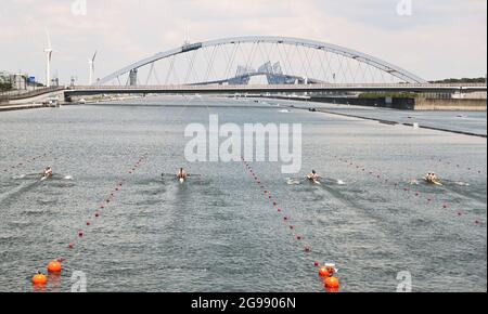 Tokio, Japan. Juli 2021. Die Spieler treten während des Halbfinales des Ruderns der Männer am Sea Forest Waterway in Tokio, Japan, am 25. Juli 2021 an. Quelle: Du Xiaoyi/Xinhua/Alamy Live News Stockfoto