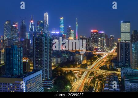 Guangzhou, China Juli 23,2021. Guangzhou Tianhe CBD, Luftaufnahmen von Guangzhou Stadtarchitektur, Nachtansicht. Stockfoto