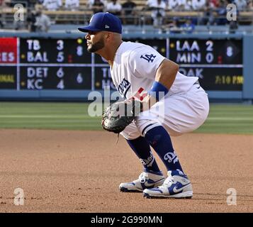 Los Angeles, Usa. Juli 2021. Der erste Baseman von Los Angeles Dodgers, Albert Pujols, positioniert sich am Samstag, 24. Juli 2021, beim ersten Inning im Dodger Stadium in Los Angeles gegen die Colorado Rockies. Foto von Jim Ruymen/UPI Credit: UPI/Alamy Live News Stockfoto