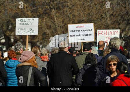 CHRISTCHURCH, NEUSEELAND, 24. JULI 2021; Menschen bei einer Protestkundgebung an der Bridge of Remembrance in Christchurch. Aktivisten sprachen sich gegen eine verstärkte staatliche Kontrolle über Covid-Impfungen, Agrarsteuern und bürgerliche Freiheiten aus. Stockfoto