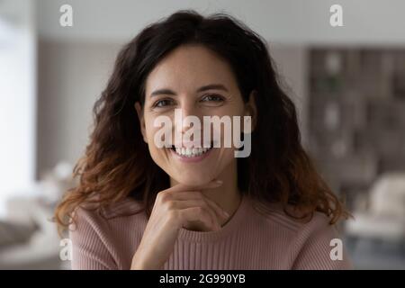 Porträt einer lächelnden jungen lateinischen Frau, die posiert Stockfoto