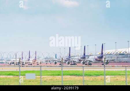 SAMUT PRAKAN, THAILAND-15. MAI 2021 : Thai Airways Flugzeug geparkt am Flughafen Suvarnabhumi. Blick vom Zaun zur Rückansicht des Flugzeugs. Luftfahrt Stockfoto