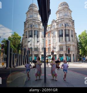 London, Greater London, England, Juni 12 2021: Spiegelbild des Brompton Quarter Empire House mit Mutter und im Vordergrund. Stockfoto