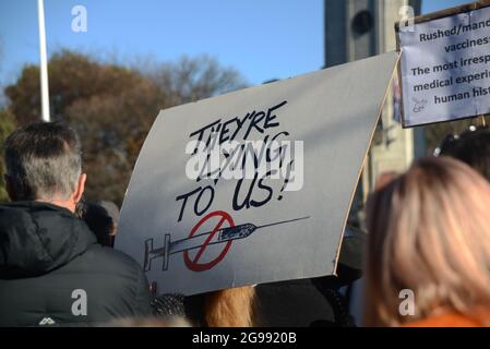 CHRISTCHURCH, NEUSEELAND, 24. JULI 2021; Detail eines Plakat bei einer Protestkundgebung an der Brücke des Gedenkens in Christchurch. Aktivisten sprachen sich gegen eine verstärkte staatliche Kontrolle über Covid-Impfungen, Agrarsteuern und bürgerliche Freiheiten aus. Stockfoto