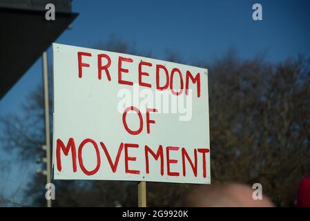 CHRISTCHURCH, NEUSEELAND, 24. JULI 2021; Detail eines Plakat bei einer Protestkundgebung an der Brücke des Gedenkens in Christchurch. Aktivisten sprachen sich gegen eine verstärkte staatliche Kontrolle über Covid-Impfungen, Agrarsteuern und bürgerliche Freiheiten aus. Stockfoto