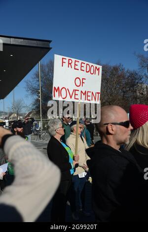 CHRISTCHURCH, NEUSEELAND, 24. JULI 2021; Detail eines Plakat bei einer Protestkundgebung an der Brücke des Gedenkens in Christchurch. Aktivisten sprachen sich gegen eine verstärkte staatliche Kontrolle über Covid-Impfungen, Agrarsteuern und bürgerliche Freiheiten aus. Stockfoto