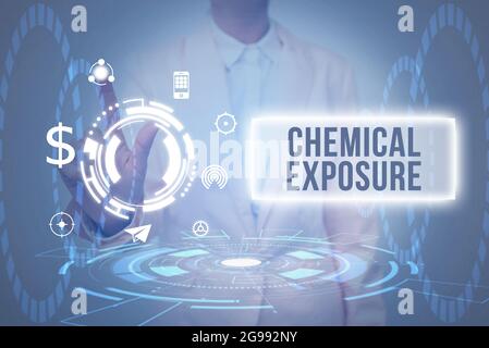Schild mit chemischer Exposition. Konzeptionelle Foto berühren, atmen, essen oder trinken schädliche Chemikalien Lady in Uniform halten Tablet in der Hand Stockfoto