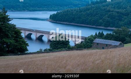 Ladybower Reservoir, Peak District Großbritannien: Auto über den Viadukt Stockfoto