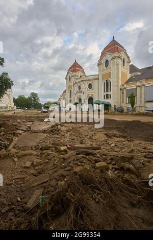 Bad Neuenahr Ahrweiler, Deutschland. Juli 2021. Der Park rund um das Kurhaus wurde von der Flut verwüstet. Im Ahrtal, das durch die Flut schwer verwüstet wurde, werden die Sanarbeiten unvermindert fortgesetzt. Quelle: Thomas Frey/dpa/Alamy Live News Stockfoto
