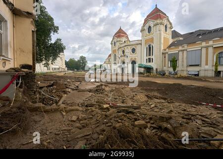 Bad Neuenahr Ahrweiler, Deutschland. Juli 2021. Der Park rund um das Kurhaus wurde von der Flut verwüstet. Im Ahrtal, das durch die Flut schwer verwüstet wurde, werden die Sanarbeiten unvermindert fortgesetzt. Quelle: Thomas Frey/dpa/Alamy Live News Stockfoto
