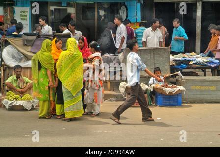 Dhaka, Bangladesch - 17. September 2009: Traditioneller Straßenmarkt für verschiedene Waren und Früchte, Frauen in ihrem üblichen Sari-Kleid Stockfoto