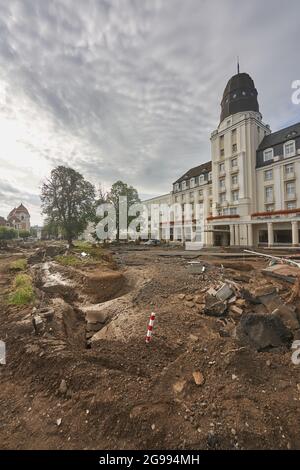 Bad Neuenahr Ahrweiler, Deutschland. Juli 2021. Das Gebiet um das Steigenberger Kurhotel wurde von der Flut verwüstet. Im Ahrtal, das durch die Überschwemmungen schwer verwüstet wurde, werden die Sanarbeiten unvermindert fortgesetzt. Quelle: Thomas Frey/dpa/Alamy Live News Stockfoto