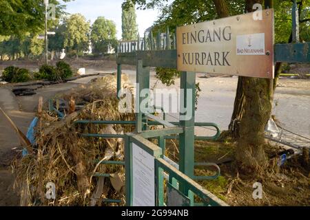 Bad Neuenahr Ahrweiler, Deutschland. Juli 2021. Der Kurpark von Bad Neuenahr wird von den Überschwemmungen verwüstet. Im Ahrtal, das durch die Überschwemmungen schwer verwüstet wurde, werden die Sanarbeiten unvermindert fortgesetzt. Quelle: Thomas Frey/dpa/Alamy Live News Stockfoto