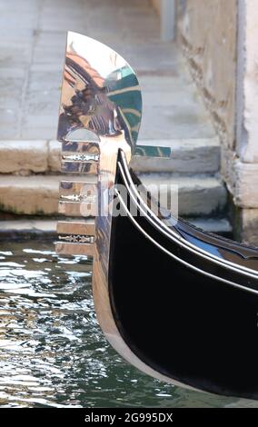 Prow der Gondel in Venedig mit der typischen Form, die die sieben Bezirke der Insel symbolisiert, die in italienischer Sprache Sestieri genannt werden Stockfoto